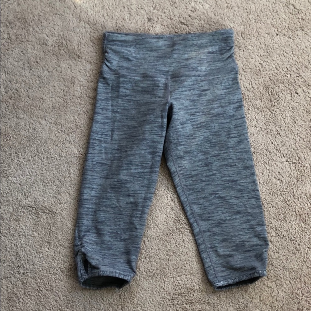 Lululemon crop with ruching - Picture 1 of 6